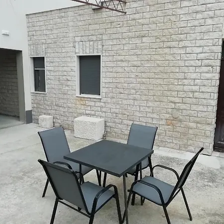 Apartman Zero شقة *